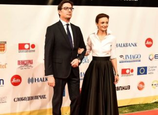 Пендаровски и сопругата ја украсија елката заедно со децата од „Трисомија 21“