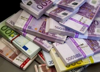 Со години низ улиците пронаоѓале по 2.000 евра, жителите на селото без да знаат кој и зошто ги остава