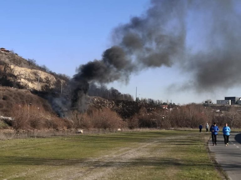 (ФОТО) Сред бел ден горат гуми на кеј под Кале