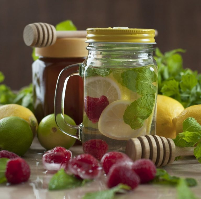 Рецепти за вкусна детокс вода: Како да останете хидрирани во текот на денот