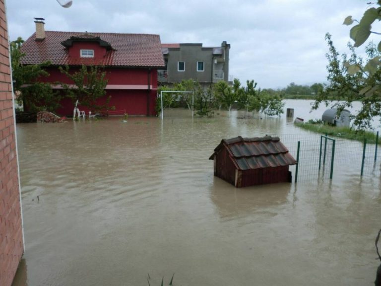 Поплави и свлечишта во Јужна Кореја, стотици луѓе евакуирани