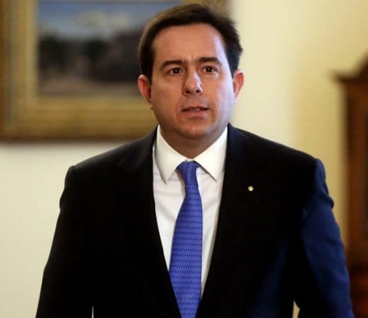 Грчкиот министер за заштита на граѓаните си поднесе оставка